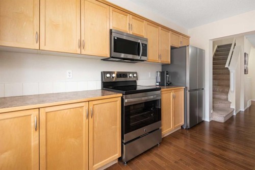 19 Windstone Green Sw, Airdrie, AB - Indoor Photo Showing Kitchen