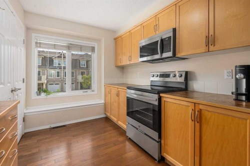 19 Windstone Green Sw, Airdrie, AB - Indoor Photo Showing Kitchen