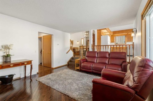 70 Pasadena Gardens Ne, Calgary, AB - Indoor Photo Showing Living Room
