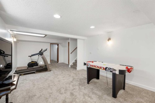 70 Pasadena Gardens Ne, Calgary, AB - Indoor Photo Showing Other Room