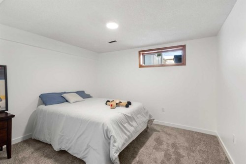 70 Pasadena Gardens Ne, Calgary, AB - Indoor Photo Showing Bedroom