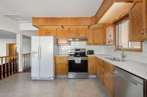 70 Pasadena Gardens Ne, Calgary, AB - Indoor Photo Showing Kitchen With Double Sink