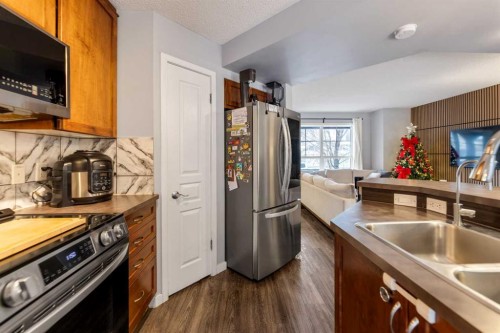 243 New Brighton Landing Se, Calgary, AB - Indoor Photo Showing Kitchen