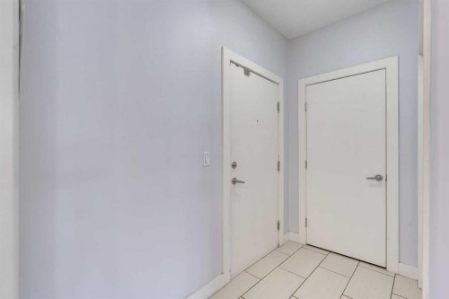 105-320 12 Avenue Ne, Calgary, AB - Indoor Photo Showing Other Room