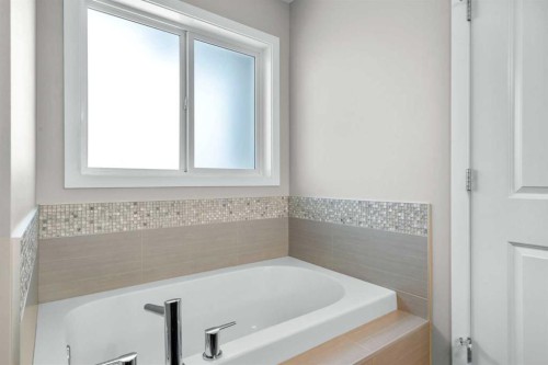 236 Walden Heights Se, Calgary, AB - Indoor Photo Showing Bathroom