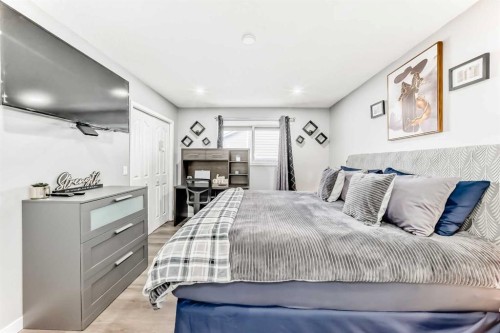240 Applewood Drive Se, Calgary, AB - Indoor Photo Showing Bedroom