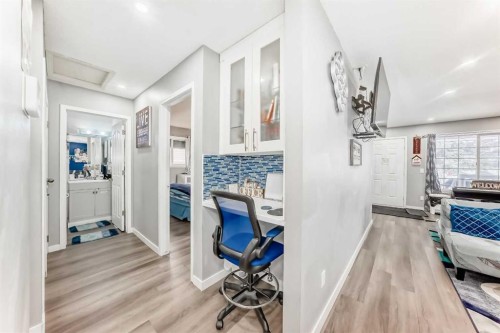 240 Applewood Drive Se, Calgary, AB - Indoor