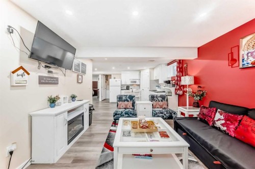 240 Applewood Drive Se, Calgary, AB - Indoor Photo Showing Living Room