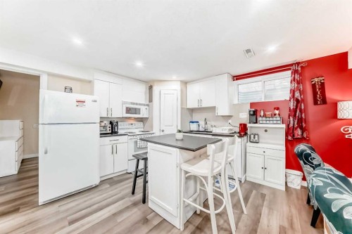 240 Applewood Drive Se, Calgary, AB - Indoor Photo Showing Kitchen