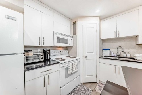 240 Applewood Drive Se, Calgary, AB - Indoor Photo Showing Kitchen