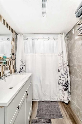 240 Applewood Drive Se, Calgary, AB - Indoor Photo Showing Bathroom