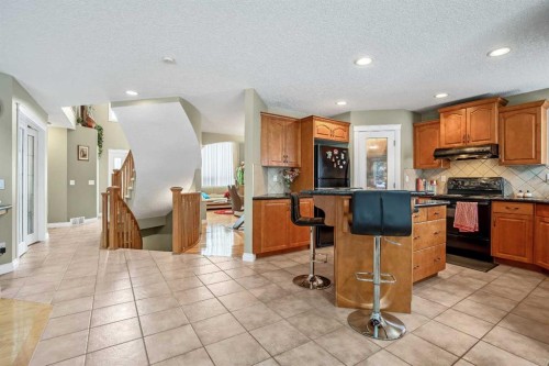 26 Simcrest Manor Sw, Calgary, AB - Indoor Photo Showing Kitchen