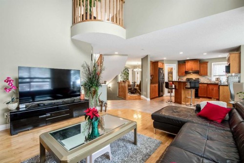 26 Simcrest Manor Sw, Calgary, AB - Indoor Photo Showing Living Room