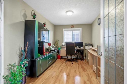 26 Simcrest Manor Sw, Calgary, AB - Indoor Photo Showing Other Room