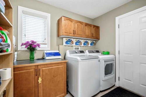 26 Simcrest Manor Sw, Calgary, AB - Indoor Photo Showing Laundry Room