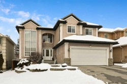 26 Simcrest Manor SW Calgary, AB T3H 4K1