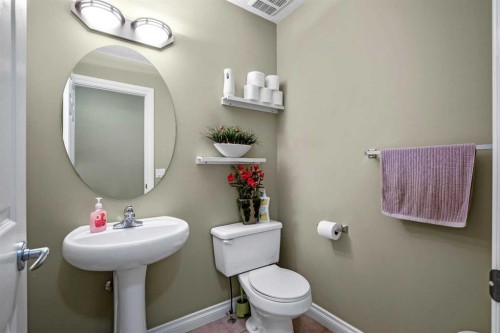 26 Simcrest Manor Sw, Calgary, AB - Indoor Photo Showing Bathroom