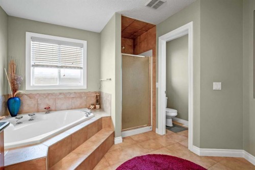 26 Simcrest Manor Sw, Calgary, AB - Indoor Photo Showing Bathroom