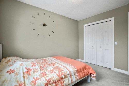 26 Simcrest Manor Sw, Calgary, AB - Indoor Photo Showing Bedroom