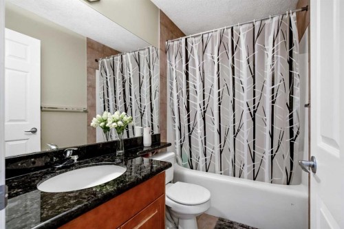26 Simcrest Manor Sw, Calgary, AB - Indoor Photo Showing Bathroom