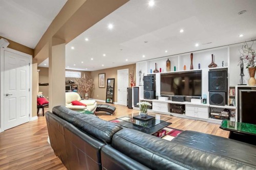 26 Simcrest Manor Sw, Calgary, AB - Indoor Photo Showing Other Room