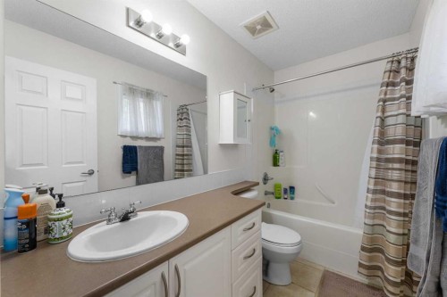 27 Cedarwood Lane Sw, Calgary, AB - Indoor Photo Showing Bathroom