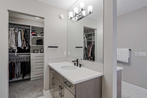 73 Magnolia Terrace Se, Calgary, AB - Indoor Photo Showing Bathroom
