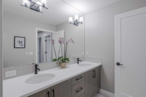 73 Magnolia Terrace Se, Calgary, AB - Indoor Photo Showing Bathroom