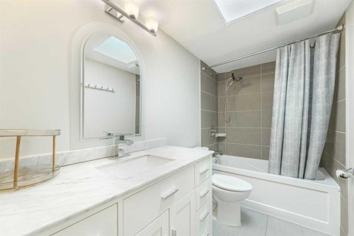 410-3730 50 Street Nw, Calgary, AB - Indoor Photo Showing Bathroom