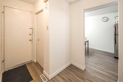 33-4936 Dalton Drive Nw, Calgary, AB - Indoor Photo Showing Other Room