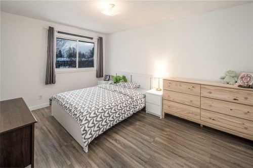 33-4936 Dalton Drive Nw, Calgary, AB - Indoor Photo Showing Bedroom