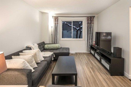 33-4936 Dalton Drive Nw, Calgary, AB - Indoor Photo Showing Living Room