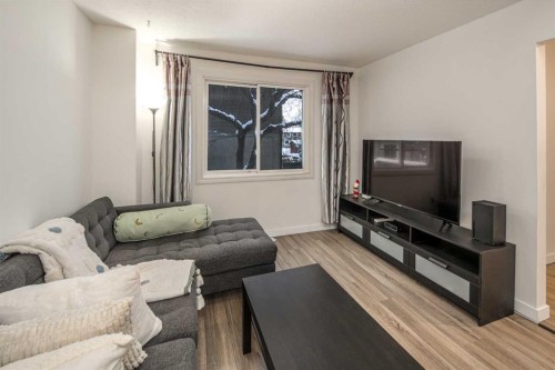33-4936 Dalton Drive Nw, Calgary, AB - Indoor Photo Showing Living Room