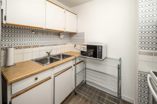 33-4936 Dalton Drive Nw, Calgary, AB - Indoor Photo Showing Kitchen With Double Sink