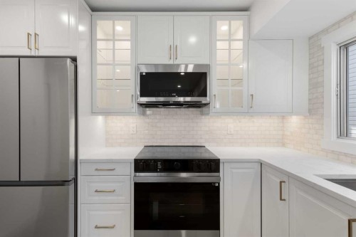 4 Cedarwood Rise Sw, Calgary, AB - Indoor Photo Showing Kitchen With Upgraded Kitchen