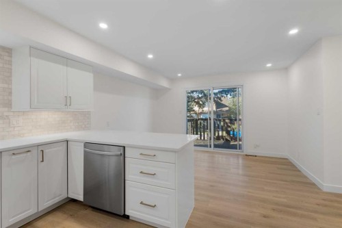 4 Cedarwood Rise Sw, Calgary, AB - Indoor Photo Showing Kitchen