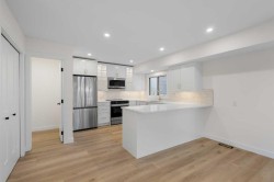 4 Cedarwood Rise SW Calgary, AB T2W 3H9