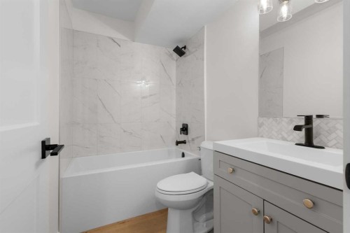 4 Cedarwood Rise Sw, Calgary, AB - Indoor Photo Showing Bathroom