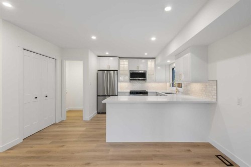 4 Cedarwood Rise Sw, Calgary, AB - Indoor Photo Showing Kitchen With Upgraded Kitchen