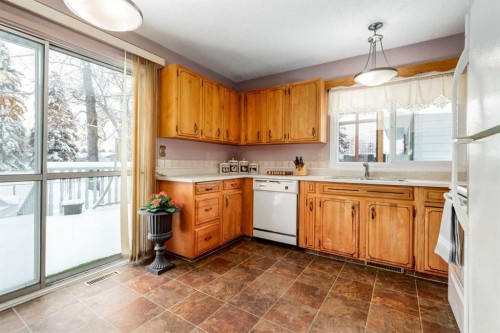 180 Maple Court Crescent Se, Calgary, AB - Indoor Photo Showing Kitchen
