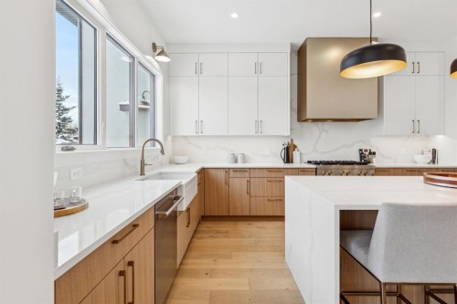 43 Elveden Park Sw, Calgary, AB - Indoor Photo Showing Kitchen With Upgraded Kitchen