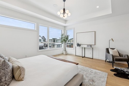 43 Elveden Park Sw, Calgary, AB - Indoor Photo Showing Bedroom