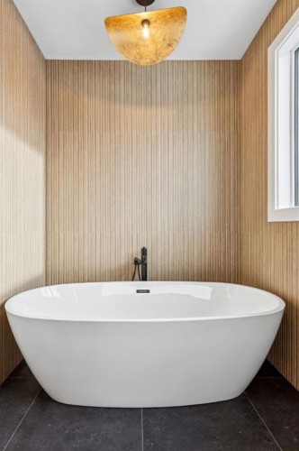 43 Elveden Park Sw, Calgary, AB - Indoor Photo Showing Bathroom