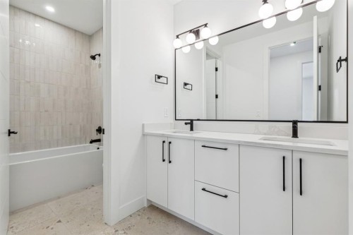 43 Elveden Park Sw, Calgary, AB - Indoor Photo Showing Bathroom