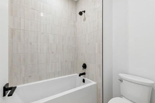 43 Elveden Park Sw, Calgary, AB - Indoor Photo Showing Bathroom