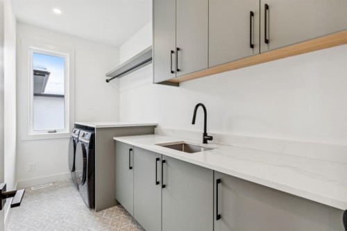 43 Elveden Park Sw, Calgary, AB - Indoor Photo Showing Laundry Room