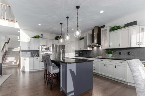 33 Discovery Rise Sw, Calgary, AB - Indoor Photo Showing Kitchen With Upgraded Kitchen