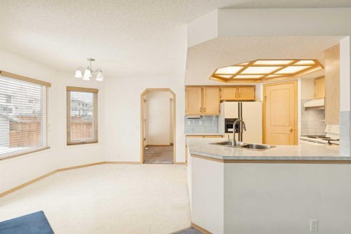 2498 Catalina Boulevard Ne, Calgary, AB - Indoor Photo Showing Kitchen