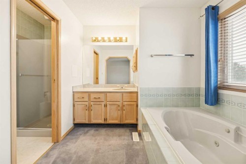 2498 Catalina Boulevard Ne, Calgary, AB - Indoor Photo Showing Bathroom