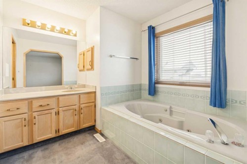 2498 Catalina Boulevard Ne, Calgary, AB - Indoor Photo Showing Bathroom